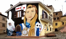 Il murales dipinto dall'artista Tina Loiodice sul tema "Alice e il paese delle meraviglie"